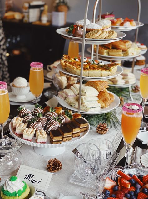 High Tea At Home Party Ideas, Tea Setup, High Tea Pictures, High Tea At Home, Hi Tea Ideas, Afternoon Tea Astethic, High Tea In London, Brunch Setup Ideas, Empress Hotel High Tea