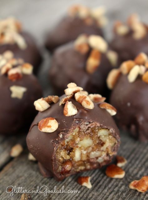 Delicious Pecan Pie Truffles, perfect for Fall or Thanksgiving! Pecan Pie Truffles, Dessert Truffles, Truffles Recipe, Candy Recipes Homemade, Christmas Candy Recipes, Pecan Pie Recipe, Truffle Recipe, Homemade Candies, Pecan Pie