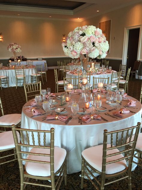 Quince Diy Centerpieces, Blush Pink Quince Decorations, Pink Quinceanera Venue Ideas, Pink Flowers Quince Theme, Quinceanera Venues Pink, Pink Quince Salon, Court Table Quinceanera, Light Pink Quinceanera, Pink Venue For Quince