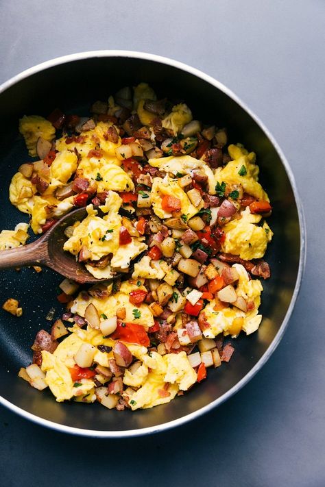 Egg Skillet is a hearty breakfast dish that has it all - crispy potatoes, soft onions, peppers, eggs, and ham (or bacon) - all made together in one skillet! Egg Skillet is packed with good ingredients, and is filling easy to make. Recipe via chelseasmessyapron #recipes #potatoes #recipesbreakfast #scrambled #breakfast #healthy #egg #skillet Potato Egg Skillet, Veggies For Breakfast, Potato And Egg Breakfast, Breakfast Potatoes Skillet, Skillet Breakfast, Breakfast Skillet Recipes, Veggie Skillet, Eat More Veggies, Egg Skillet