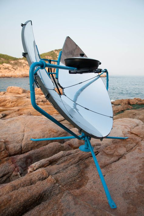 Portable SolSource Sport solar stove heats up 5X faster than a charcoal grill | Inhabitat - Green Design, Innovation, Architecture, Green Building Out Of Gas, Stove Top Burners, Solar Cooker, Solar Stove, Oven Design, Solar Oven, Garden Farm, Sun Power, Clean Technology