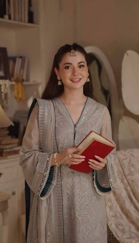 Informal Clothes, Haniya Amir, Bridal Shoots, Trending Summer Nails, Jae Suk, Pakistani Women Dresses, Function Dresses, Hania Amir, Fashionable Saree Blouse Designs