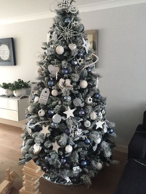 Grey Christmas Tree Decorations, Grey And White Christmas Tree, Black Christmas Tree Decorations, Grey Christmas Tree, Best Christmas Tree Decorations, Glam Christmas Tree, Blue Christmas Tree, Grey Christmas, Black Christmas Trees