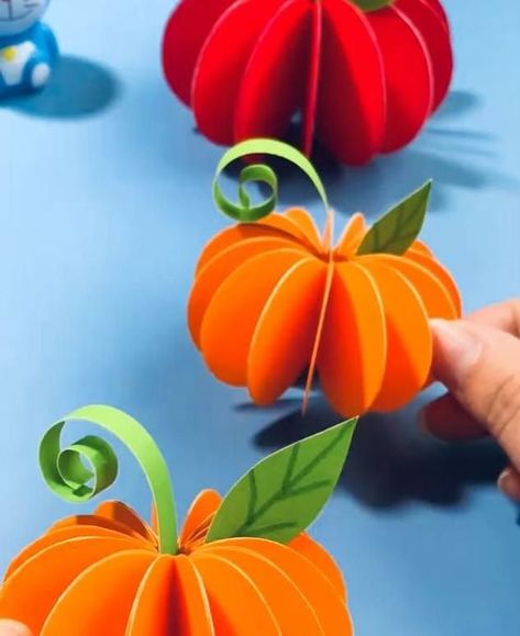 Fall Paper Crafts, Dekorasi Halloween, Bricolage Halloween, Fall Arts And Crafts, Halloween Arts And Crafts, Halloween Crafts Decorations, Diy Crafts Paper Flowers, Diy Crafts For Kids Easy, Fall Crafts For Kids