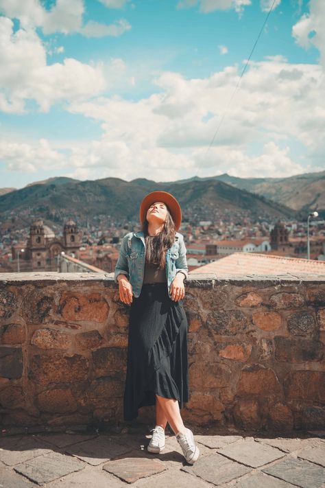 Poses While Travelling, Trip Dresses Ideas, Poses For Trip, Traveling Poses Photo Ideas, Outfit For Trip Travel Fashion, Tourist Pose Ideas, Macchu Picchu Outfit, Peru Outfits Travel, Casual Tourist Outfit