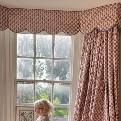 Alison Gee on Instagram: "How fabulous is this beautiful bedroom designed by @homes_by_katiecardew using my Nitesh in warm red and grey blue on natural luxury linen! https://alisongee.com/product/nitesh-natural-luxury-linen/ Absolutely gorgeous ❤️#beautifulrooms #interiordesign #interiordesigninspo #smallprint #countryhomes #bedroomdecor #bedroominspo" Scalloped Cornice Board, Bay Window Pelmet, Window Pelmet Ideas, Bay Window Cornice, Bay Window Bedroom Ideas, Curtains In Bedroom, Curtain Cornice, Mackey House, Children's Room Design