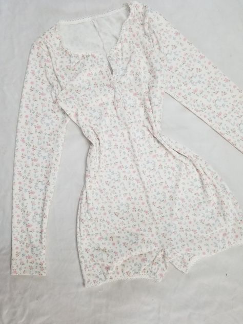 Aesthetic Silk Pajamas, White Pjs Aesthetic, Cute Pijamas Coquette, Pjamamas Outfit Y2k, Pink Pajamas Aesthetic, Pajama Set Aesthetic, Coquette Pjs, Pijama Aesthetic, Aesthetic Sleepwear