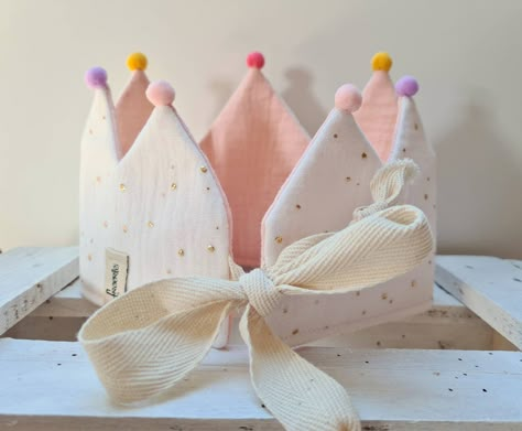 Geburtstagskrone Knallbonbon - Etsy.de One Crown Birthday, Quilted Crown, Birthday Crown Template, Diy Baby Birthday Crown, Fabric Crowns, Felt Birthday Crown, Baby Birthday Crown, Crown Template, Fabric Crown