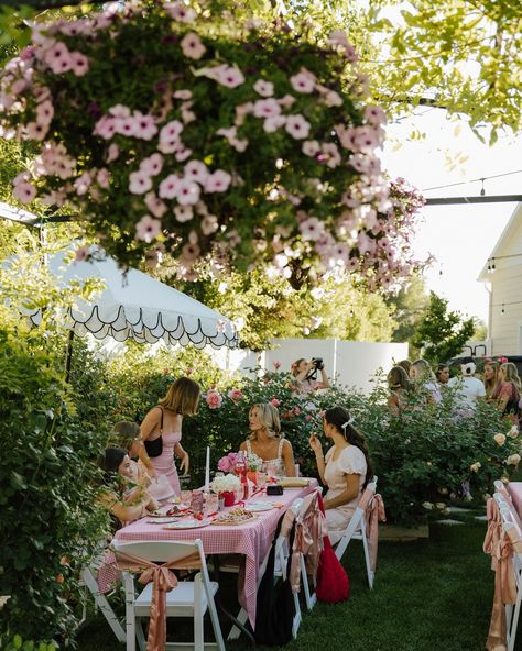 Recent work for @sundayriot.co This brand is everything. When @fio_wallentine & @lolatacuri asked me to shoot this event I was so stoked 1) because the brand is so cool and 2) they were planning the most adorable garden party I’ve ever seen & I had to be there. So grateful to be apart of this amazing event! Again I love @sundayriot.co Vendors: 🥗Food- @aubergine.kitchen 💐Garden- @roselanegarden 💌Decor/planner- @darlingpartiesco 🍰Cakes- @cakebysavz 🍓Strawberry desserts- @dippedhaus ... Garden Party Photography, Italian Garden Party Wedding, Aubergine Kitchen, Southern Garden Party, French Garden Party, Italian Garden Party, Fall Garden Party, Garden Party Aesthetic, Hosting Era