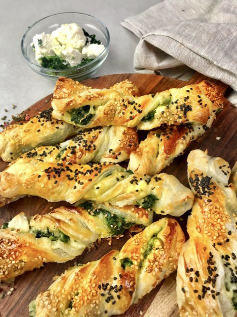 Feta Spinat Blätterteigstange Easy Fingerfood Party, Party Food Savoury, Party Snacks Finger Foods, Finger Food Party, Party Fingerfood, Yummy Wraps, Fingerfood Party, Party Finger Foods, Easy Delicious Recipes