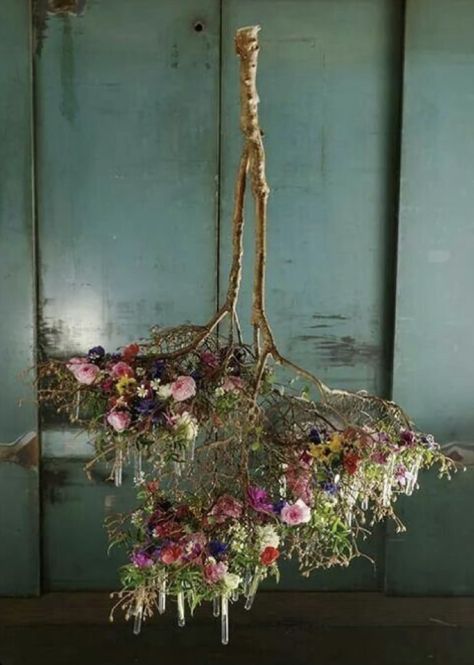 Decorating Chandeliers, Hanging Florals, Hanging Centerpiece, Flowers Hanging, Flower Installation, Floral Chandelier, Hanging Flowers, Deco Floral, Floral Display