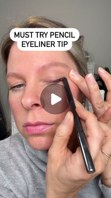 Eye Makeup For Work, Easy Eyeliner Looks, Makeup For Work, Easy Everyday Makeup, Easy Eye Makeup, Powdered Eyeliner, Simple Everyday Makeup, Makeup Over 40, How To Makeup