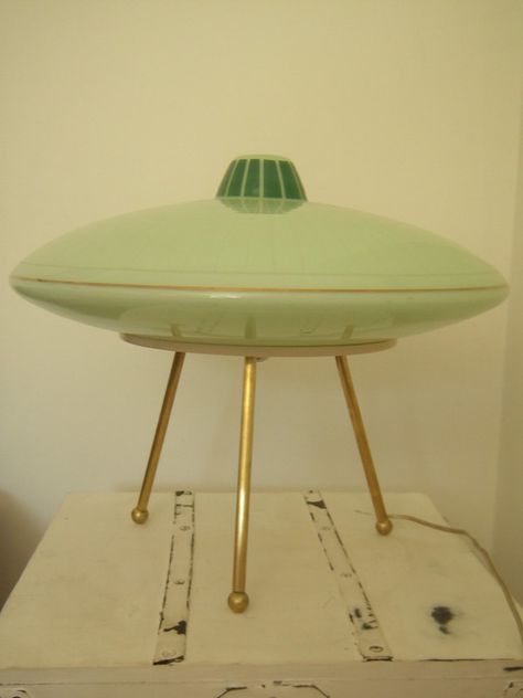 Ufo Lamp, Cool Lamp, Decor Ideas For Bedroom, Atomic Space Age, Lamp Ideas, Atomic Era, Casa Vintage, Cool Lamps, Funky Furniture