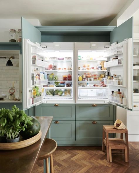 Kitchen Devol, Adu Kitchen, Double Fridge, Classic English Kitchen, Vintage Pantry, Glass Cupboard, Devol Kitchens, Integrated Fridge Freezer, English Kitchens