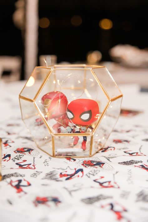 Marvel wedding centerpieces. Classy Marvel Wedding. Marvel Table runner. Spiderman wedding theme. Wedding Marvel, Marvel Wedding Theme, Superhero Wedding Theme, Spiderman Wedding, Avengers Wedding, Comic Wedding, Marvel Decor, Marvel Wedding, Star Wars Wedding Theme