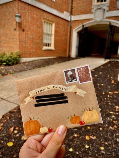 Creative Letters For Friends, Fall Penpal Ideas, Fall Pen Pal Ideas, Pen Pal Letters Aesthetic Vintage, Sending Letters Aesthetic, Pen Pal Envelopes Ideas, Christmas Penpal Ideas, Pen Pal Letters Aesthetic Envelope, Cute Pen Pal Letter Ideas