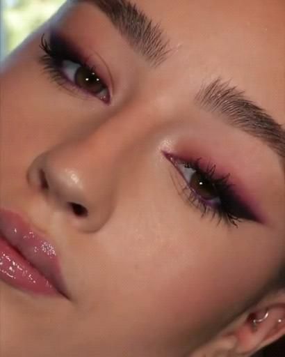 Maroon Makeup, Burgundy Makeup, Makeup Ojos, Maquillage On Fleek, Red Eye Makeup, Date Night Makeup, Pink Eye Makeup, Makeup Video, Eye Makeup Techniques