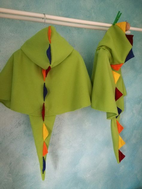 dinosaur  cape costume diy Pinguin Costume, Diy Dinosaur Costume, Diy Costumes For Boys, Costume Chevalier, Diy Cape, Dinosaur Dress, World Book Day Costumes, Book Day Costumes, Cape Costume