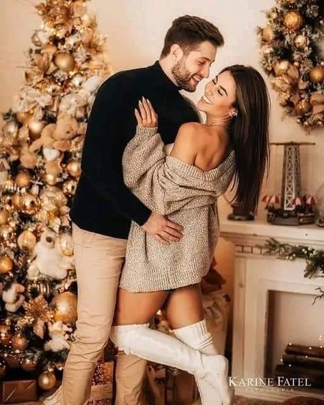 Couples Photos For Instagram, Christmas Photo Poses Couples, Christmas Photoshoot Ideas Couples, Couple Christmas Poses, Christmas Photo Couple, Cute Couple Christmas Pictures, Couple Poses Christmas, Christmas Couple Poses, Christmas Photos Couple