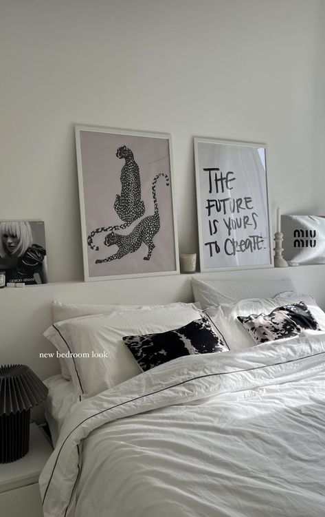 Chic Cozy Bedroom, 2 Pictures On Wall, Cool Girl Bedroom Nyc, Photo Over Bed, White And Grey Room Decor, Dorm Room Ideas Black And White, Room Ideas Aesthetic Posters, Top Of Bed Wall Decor, Bed Next To Wall