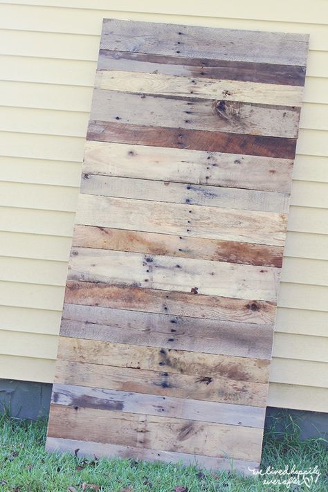 Pallet Painting Ideas, Pallet Projects To Sell, Pallet Decor Ideas, Ideas For Pallets, Fire Pit Area Ideas, Privacy Patio, Wood Pallets Ideas, Pallet Bars, Hallway Doors