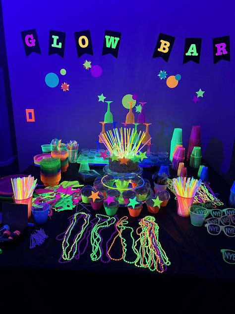 Glow Theme Party, Glow Party Ideas, Glow Dance, Neon Glow Party, Sweet 16 Party Themes, 13th Birthday Ideas, 14th Birthday Party Ideas, Sixteen Birthday Party Ideas, 15th Birthday Party Ideas