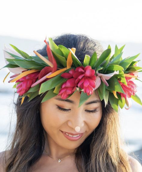 Hawaiian Flower Crown, Polynesian Wedding, Graduation Photography Poses, Hawaiian Lei, Celebrate Good Times, Graduation Photography, Hawaiian Wedding, Hawaiian Flowers, 3d Flowers