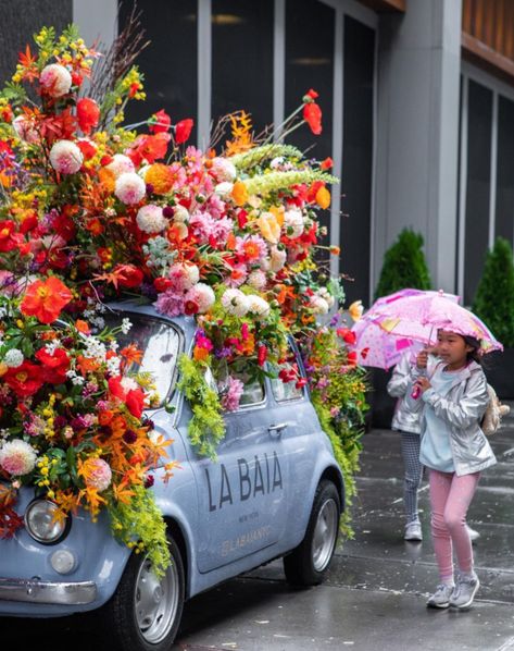 This April's BLOOMING at Atlanta’s Buckhead Village when the Bodacious Blooms flower festival covers the neighborhood in the most innovative and creative floral masterpieces you've ever seen.  Are you ready for a weekend that wows? The line up for this chic Georgia To-Do is complete with an absolute explosion of florals. For you and for me it's bound to bring all of our flower dreams to life in something that is nothing short of a fairytale. If you're in or near the Buckhead area around April Posies Flower Truck, Amelias Flower Truck Nashville, Epcot Flower And Garden Festival, The Flower Fields Carlsbad, Sakara Life, Carlsbad Flower Fields, Boxwood Garden, Flower Festival, Edible Flowers