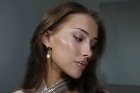 Pearl Skin Is the Prettiest Makeup Trend for Spring 2024 | Glamour Prettiest Makeup, How To Wear Pearls, Iconic London Illuminator, Spring Makeup Trends, Ysl Beauty, Powder Highlighter, Spring Makeup, Celebrity Trends, Beauty Influencer