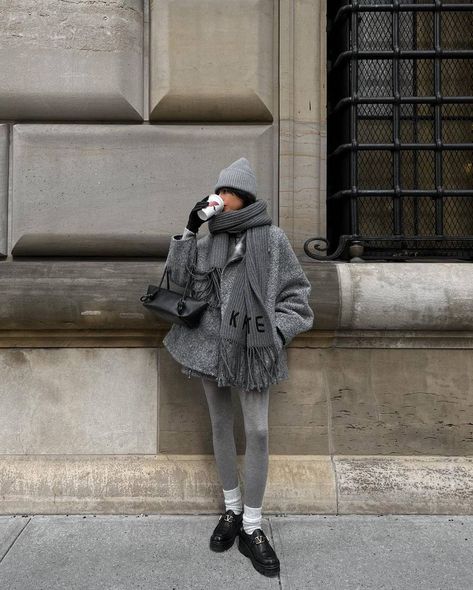 Venetia Alia, Grey Winter Outfit, Grey Outfit Ideas, Leggings Outfit For Work, Stylish Leggings Outfit, Grey Leggings Outfit, Nyc Winter Outfits, Winter Outfits Aesthetic, Big Scarf