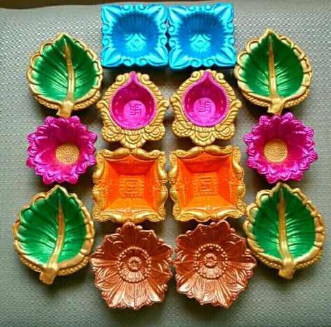 Hand painted Diyas - Diwali 2014 Diwali Panti Decoration, Diya Colour, Simple Diya Decoration, Diya Images, Decoration Ideas For Diwali, Diyas Diwali, Diwali Decoration Lights, Diwali Painting, Diwali Lantern