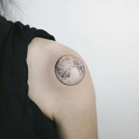 Cool moon tattoo on the shoulder Small Neck Tattoos, Small Moon Tattoos, Full Moon Tattoo, Tattoo Diy, Tattoos Infinity, Kunst Tattoos, Disney Tattoo, E Tattoo, Diy Tattoo