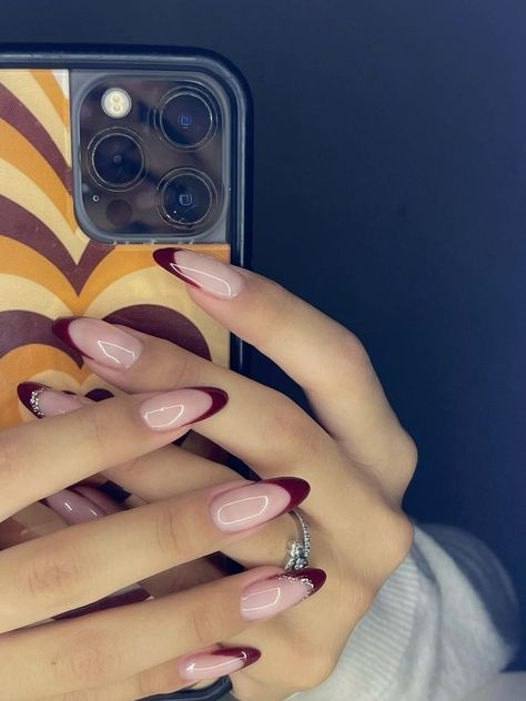 Nails That Match Maroon Dress, Almond Shape Nails Aesthetic, Almond Nails For Autumn, Red Homecoming Nails Almond, Grad Nail Inspo Almond, Prom Nails For Maroon Dress, Formal Christmas Nails, Maroon Birthday Nails, Prom Nails Dark Red