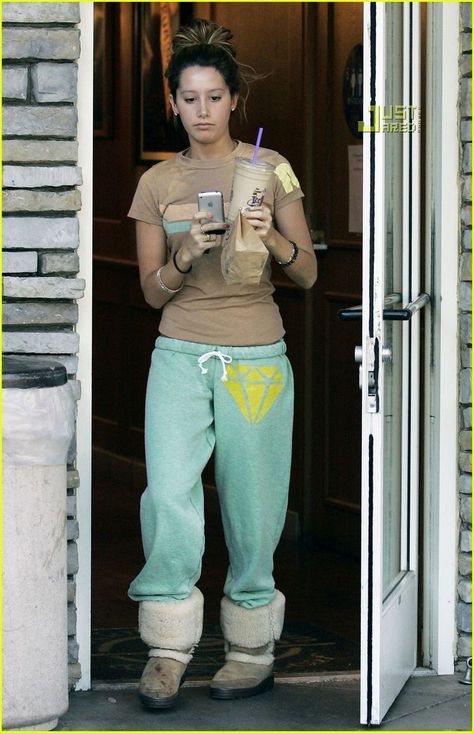 Paparazzi Celebrity Coffee, Y2k Slippers, Y2k Fashion Early 2000s Aesthetic, 2000s Street Style, Mcbling Fashion, Trashy Outfits, 2000s Clothes, Early 2000s Fashion, 2000s Outfits