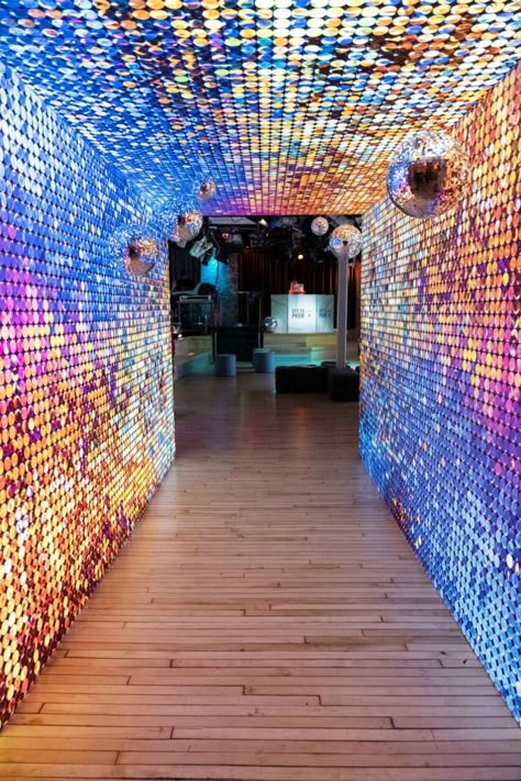 Journey Party Theme, Prom Entrance Ideas, Glam House Decor, Event Entrance Design, Disco Event, Tunnel Entrance, Luxury Event Decor, Event Space Design, Studio 54 Party