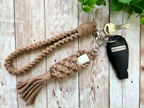 Macrame Lip Balm Holder Tutorial, Macrame Lip Balm Holder, Macrame Chapstick Holder Diy, Hemp Braiding, Boho Gift Ideas, Macrame Idea, Boho Keychain, Keychain Purse, Lip Balm Holder