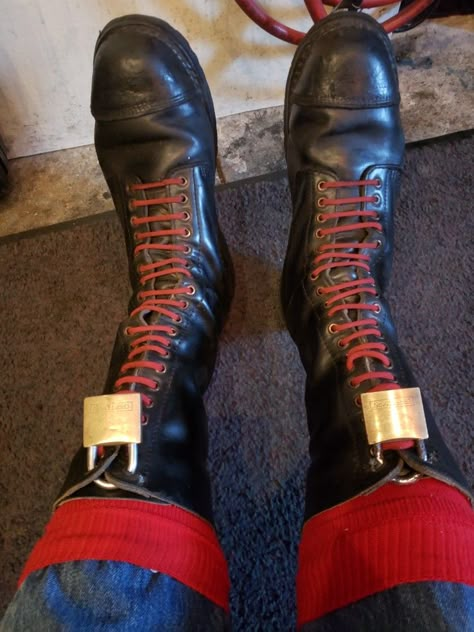 A Pair of 20 hole Grinders and brass padlocks Long Boots Men, Grinders Boots, Mens High Boots, Punk Guys, Skinhead Boots, Leather Fashion Men, Skinhead Fashion, Doc Marten Boot, Punk Boots