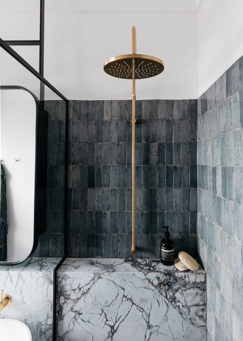 Rethinking the Shower Niche (& Why I Think The Ledge Is "Next") Decus Interiors, Drømme Bad, Subway Tiles Bathroom, Marble Showers, Decor Ikea, Bad Inspiration, Interior Minimalista, Shower Niche, Bathroom Trends