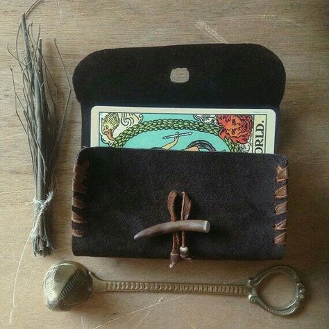 Pouches Diy, Tarot Journaling, Diy Tarot Cards, Tarot Card Holder, Tarot Card Bag, Tarot Pouch, Tarot Card Pouch, Tiny Bags, Playing Card Case