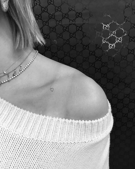 Le mini-tatouage en 80 variations magnifiques pour de grands amateurs d’encre Hailey Baldwin Tattoo, Jonboy Tattoo, Clavicle Tattoo, Tiny Heart Tattoos, Small Heart Tattoos, Bone Tattoos, Shape Tattoo, Diamond Tattoos, Collar Bone Tattoo