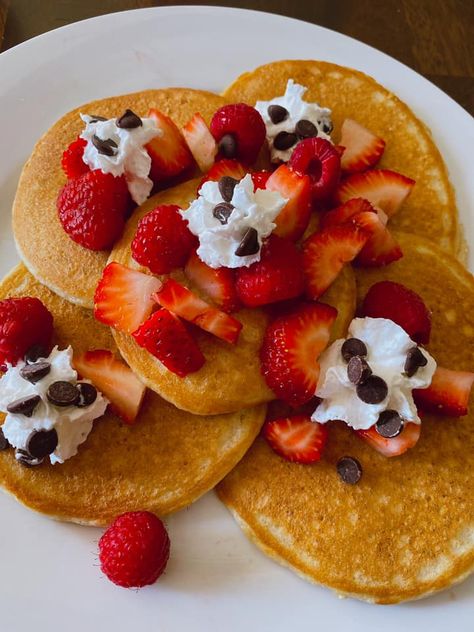 Good Old Fashioned Pancakes- (THM S, Keto, Low Carb) Trim Healthy Mama Pancakes, Budget Friendly Healthy Meals, Thm Pancakes, Thm Breakfast, Trim Healthy Momma, Best Pancake Recipe, Trim Healthy Mama Recipes, Sugar Free Chocolate Chips, Thm Recipes