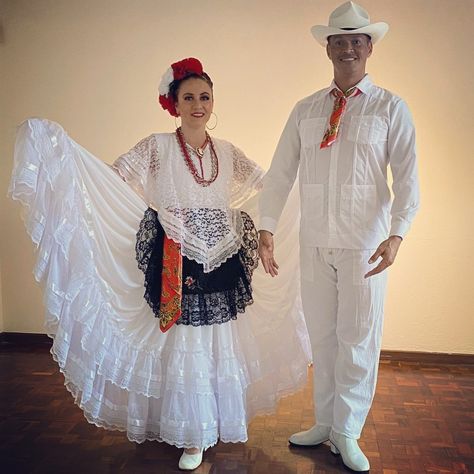 Traje mexicano Vercriz Fantasy Clothes, Mexican Culture Art, Mexican Culture, Folk Costume, Traditional Clothing, Traditional Outfits, Culture Art, Fashion Models, Saree