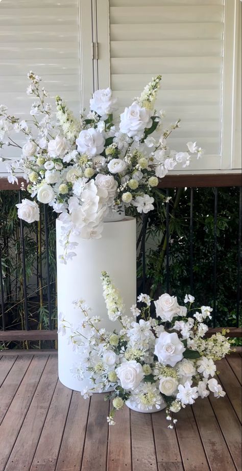 Flower Pedestal Arrangements, Engagement Party Floral Arrangements, White Rose Centrepiece, Outside Wedding Ceremonies, White Wedding Flowers Centerpieces, Wedding Pillars, Baby Blue Weddings, Lebanese Wedding, Wedding Setup