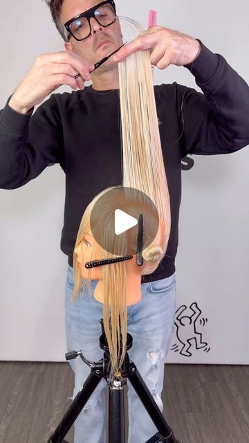 DJ MULDOON on Instagram: "Simple Face Framing Layering (Concave Layers) ⬇️  Here’s a variation of classic Concave Layering getting heavier in the back. The easiest one of them all. Lift up and cut short to long going backwards. Use the round of the head at the frontal area to give you the guide for how steep to cut the angle from front to back. Elevate all sections into the first (to protect your length) Nice and easy. Try it the other way (shorter in the back heavier front) for a different balance of weight.  products used ⬇️ @evopro @evohair #easytiger #shebangabang   Join me in Denver on May 5th for my KDF hands on haircutting workshop. Link in bio.   Work smarter not harder @knowledgedestroysfear   @hairbrained_official @thefactoryhair @evohair @evohairpro  @exalto_professionnel   #hai Framing Face Layers Long Hair, Front Hair Layers, Face Layers Long Hair, Concave Layers, Long Hair Diy, Highlight Tutorial, Haircuts For Long Hair With Layers, Work Smarter Not Harder, How To Cut Bangs