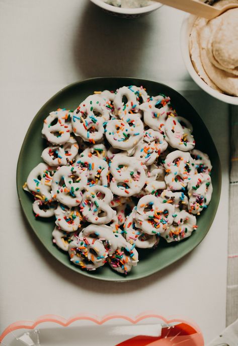 White Chocolate Dipped Pretzels, Rainbow First Birthday Party, First Birthday Party Favor, Dipped Pretzels, First Birthday Favors, Rainbow First Birthday, Chocolate Dipped Pretzels, Writing A Blog, Balloon Cake