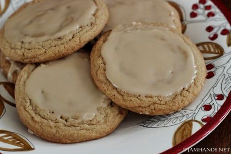 Amish Cookies, Olive Oil Cookies, Cookies With Icing, Peanut Butter Easter Eggs, Mennonite Recipes, Maple Cookies, Brown Sugar Cookies, Amish Recipes, Maple Glaze