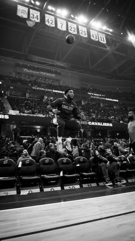 Nba Black And White Wallpaper, Donovan Mitchell Wallpaper, Nba Black And White, Jordan Pictures, Free Winter Wallpaper, Serene Aesthetic, Nba Wallpaper, King Pic, Michael Jordan Pictures