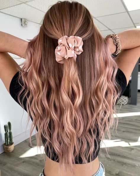 Rosegold Haircolor Blonde, Dark Blonde Hair With Peekaboo Color, Blonde With Strawberry Blonde Highlights Rose Gold, Pink Blonde Hair Balayage, K Pop Hair Color Women, Rosegold Haircolor Balayage, Rose Gold Hair Dark Roots, Brunette To Strawberry Blonde, Rose Blonde Hair Color