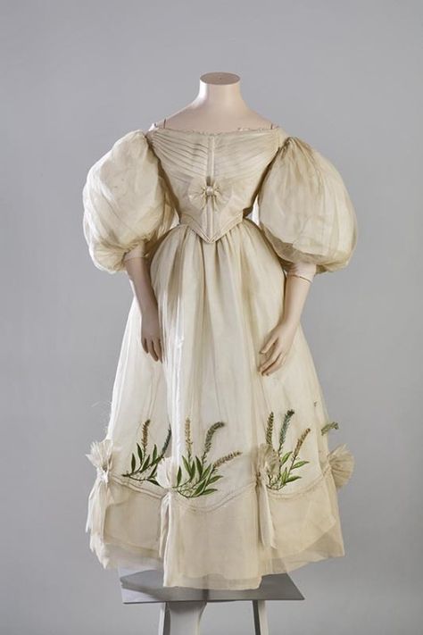 Evening dress, 1830′s From the Turun museokeskus 1830 Dress, 1830s Dress, 1830s Fashion, Romantic Era, Romantic Period, 1800s Fashion, Dress History, 19th Century Fashion, Antique Dress