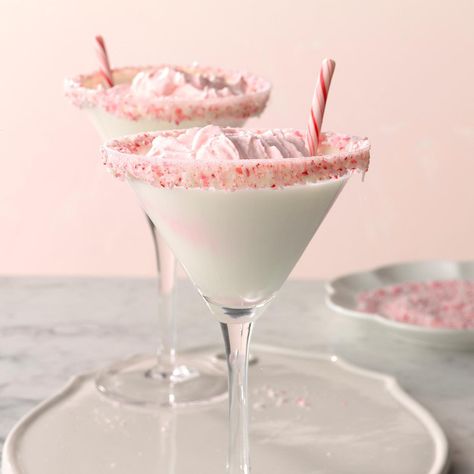 Candy Cane Drinks, Vodka Holiday Drinks, Candy Cane Martini, Vodka Slush, Peppermint Martini, Christmas Drinks Recipes, Orange Vodka, Chocolate Martini, Chocolate Liqueur